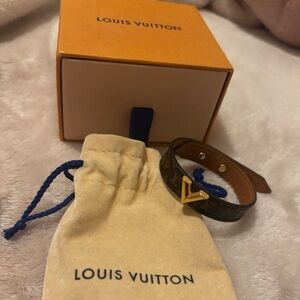 Authentic Louis Vuitton Essential V Bracelet